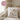 Gans gechillt – Kissen 40 × 40 cm mit Rückseite in Rosa – Wohnbeispiel #farbe_rosa