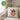 Mittelfinger-Kussmund – Kissen 40 × 40 cm mit Rückseite in Grün – Wohnbeispiel #farbe_gruen