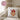 Mittelfinger-Kussmund – Kissen 40 × 40 cm mit Rückseite in Rosa – Wohnbeispiel #farbe_rosa