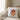 Mittelfinger-Kussmund – Kissen 40 × 40 cm mit Rückseite in Weiß – Wohnbeispiel #farbe_weiss