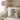 Ich brauche mal ’ne Muhnute – Kissen 40 × 40 cm mit Rückseite in Rosa – Wohnbeispiel #farbe_rosa
