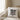 Mama loading – Kissen 40 × 40 cm mit Rückseite in Weiß – Wohnbeispiel #farbe_weiss