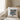 Schwester loading – Kissen 40 × 40 cm mit Rückseite in Weiß – Wohnbeispiel #farbe_weiss