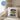 Der Geist ist willig, der Körper chillig – Kissen 40 × 40 cm mit Rückseite in Blau – Wohnbeispiel #farbe_blau